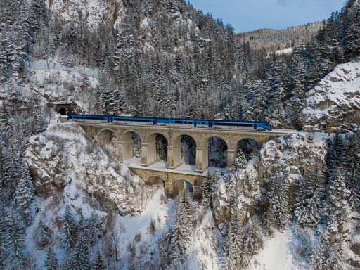 Railjet am winterlichen Semmering