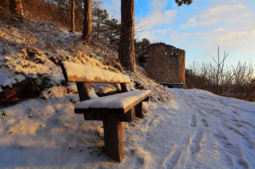 Schnee beim Höhlturm